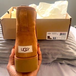 Women UGG Boots , Size 8.5 In Women.
